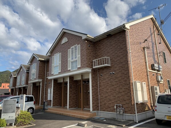 ヴィラ・ポポラーレⅠの物件外観写真